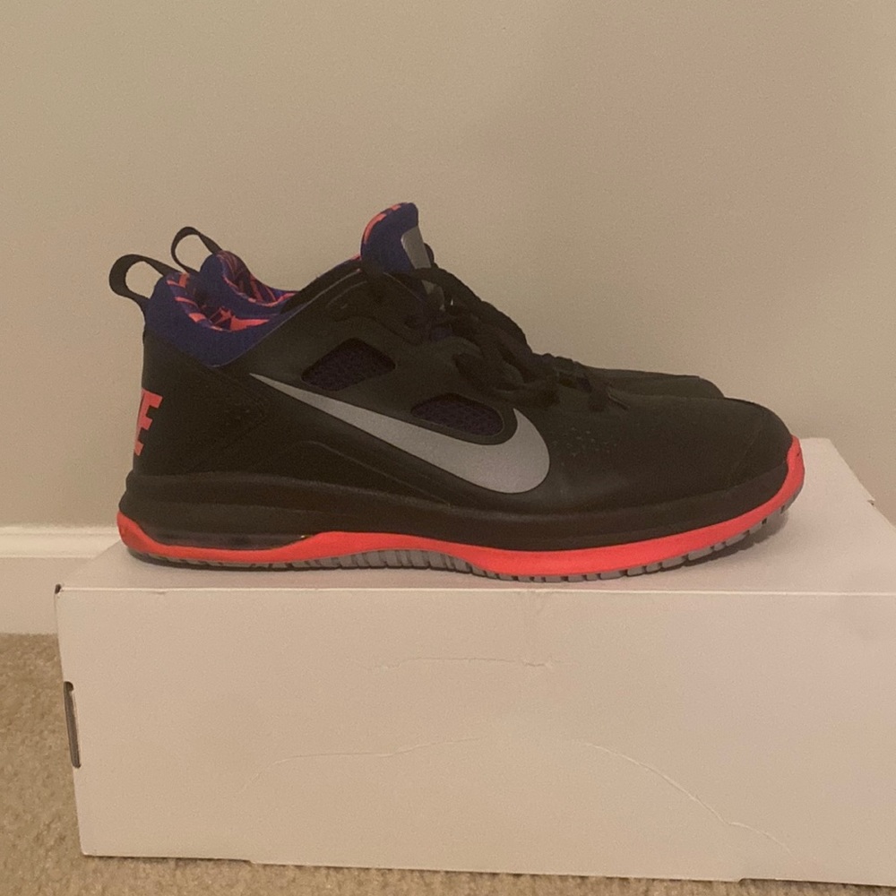 Nike Men’s Black Athletic Sneakers with Gray Swoosh and Pink Accent